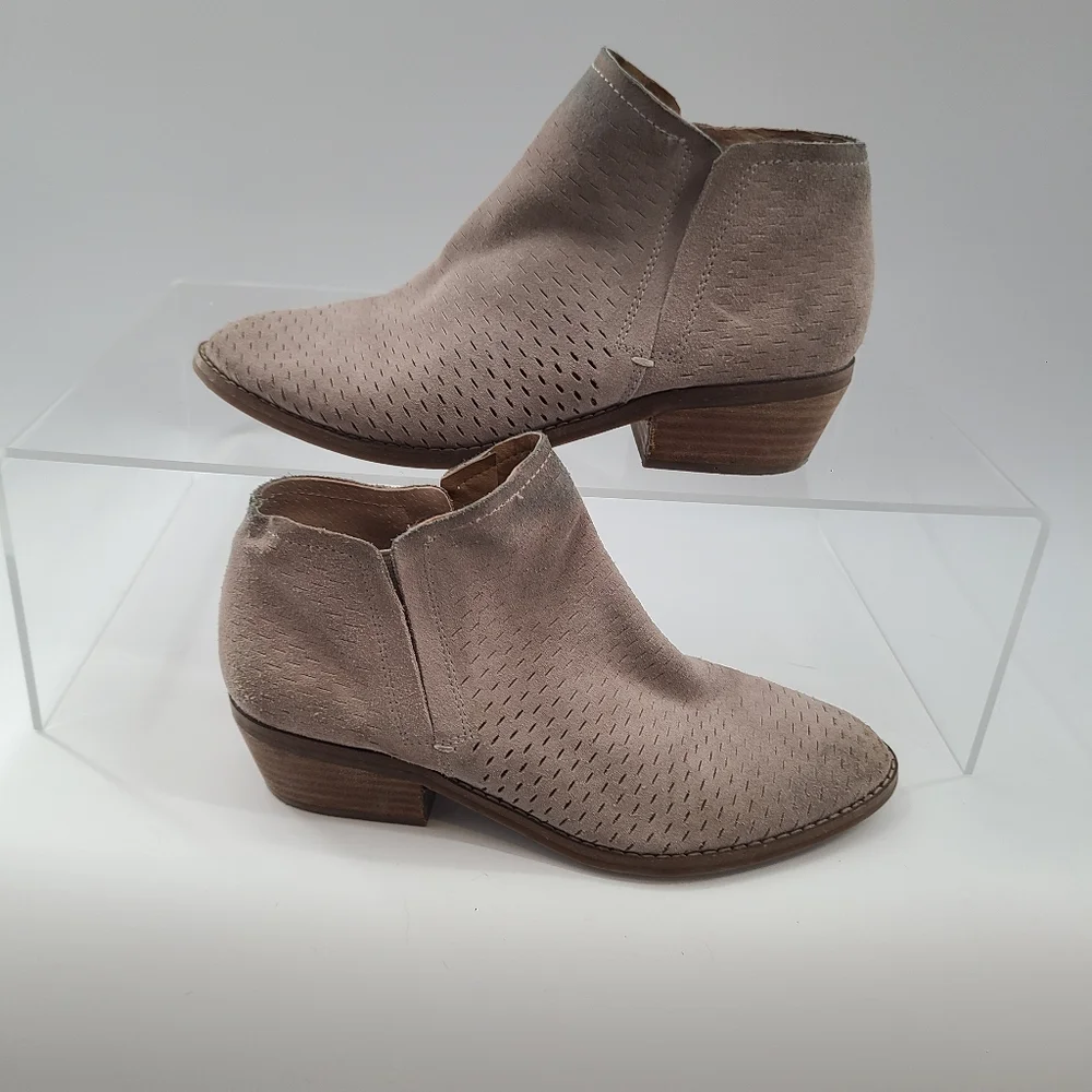 Lucky Brand Fabiana 8M Tan Perforated Ankle Bootie‎